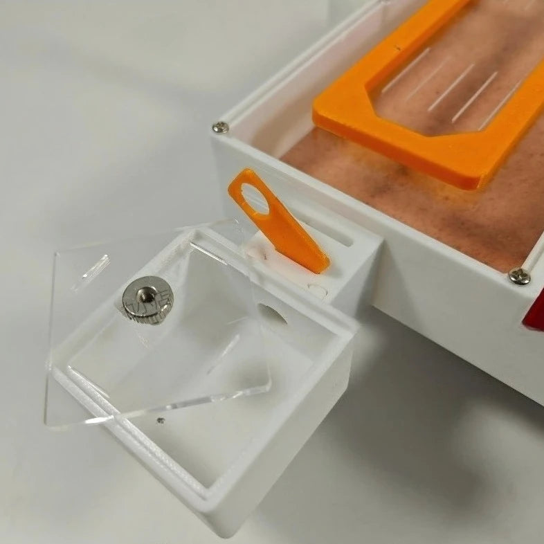 Modular expansion port on LP08 flat ant nest connecting additional outworld
